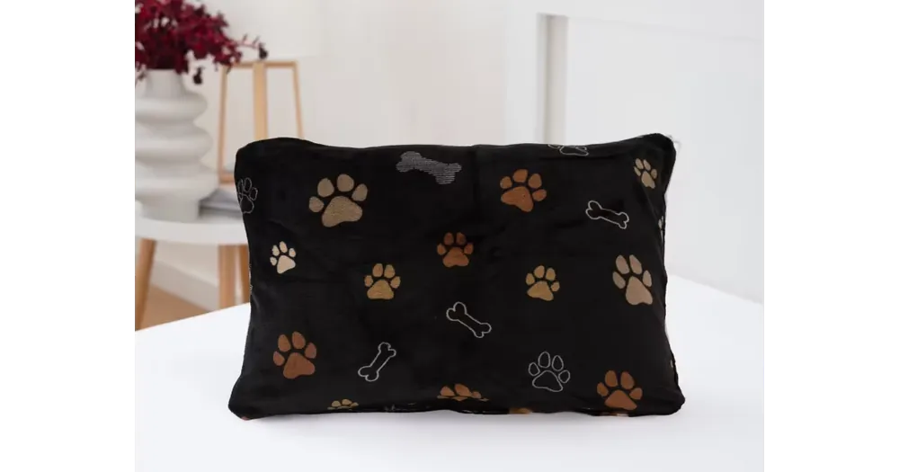 Novinka Povlak na polštář mikroplyš 40 × 60 cm - Tlapičky černé